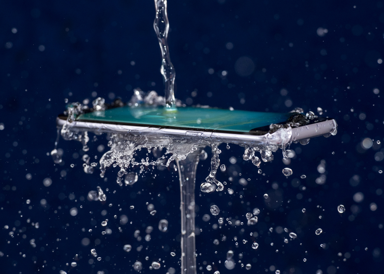 ما هو الفرق بين IP67 و IP68؟ وهل يوجد هاتفٌ ذكي مقاومٌ للماء كليًا؟