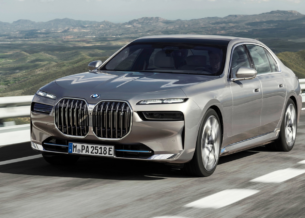 BMW تكشف النقاب عن أيقونة i7 الجديدة