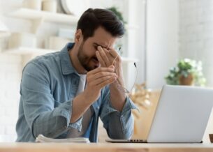 الشركات في المنطقة العربية تتبنى العمل عن بعد.. لكن على حساب موظفيها