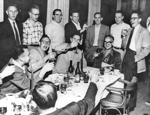 مجموعة من المهندسين في شركة "شوكلي" لأشباه الموصلات يجلس على رأس الطاولة مور ونويس 