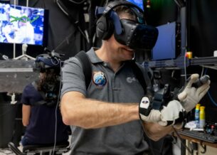 رواد محطة الفضاء الدولية يستقبلون نظارات الواقع الافتراضي من HTC
